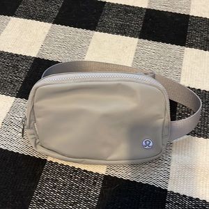 Lululemon Athletica, Lululemon Everywhere Belt Bag 1L (Silver Drop)